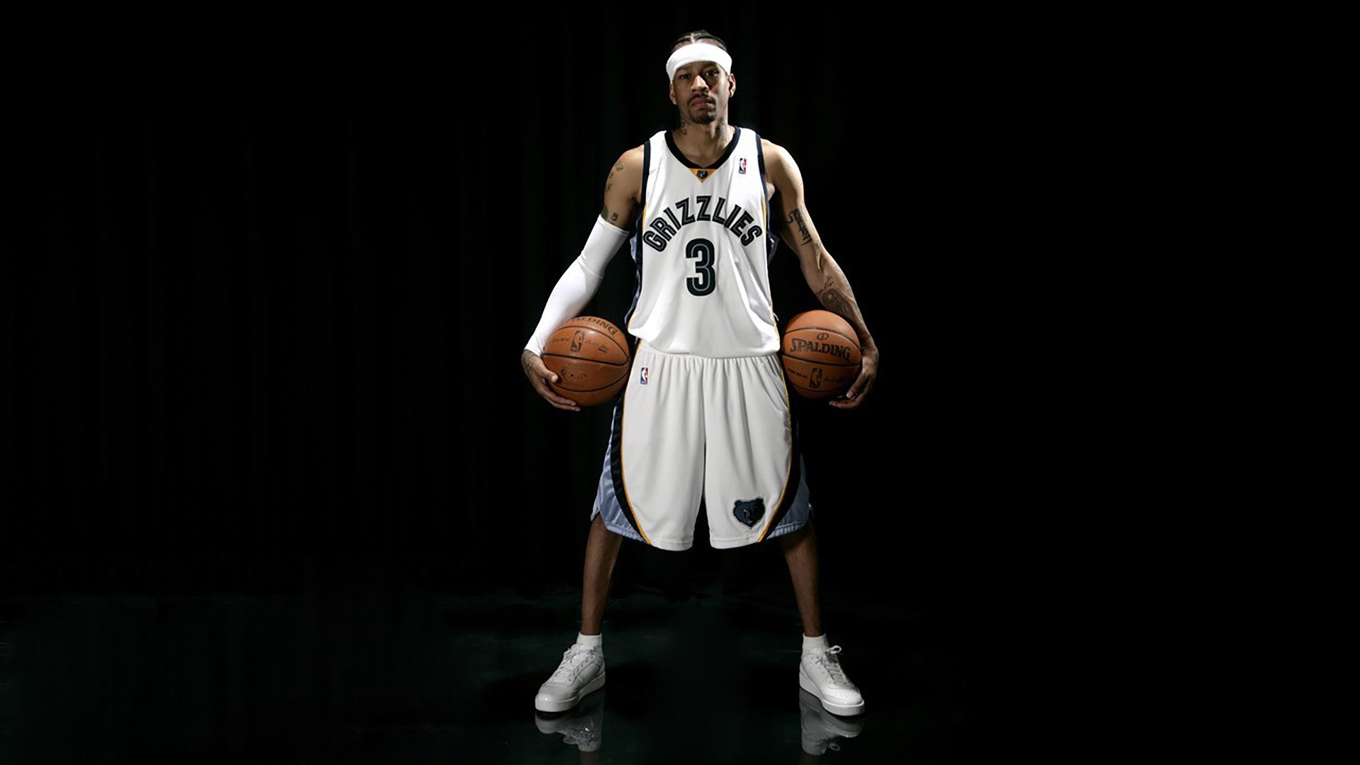 “东安湖赛场:跑酷选手翻越障碍,极限动作震撼全场”